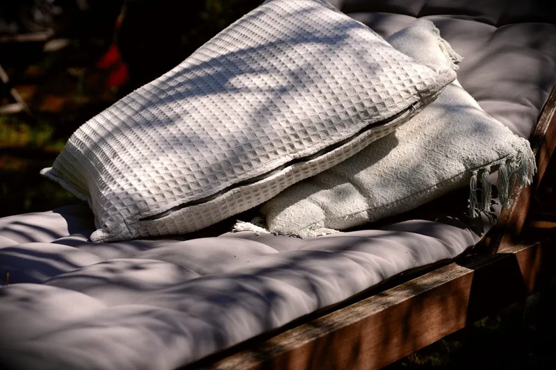 Il lettino da giardino, allora, incarna alla perfezione il concetto di riposo all’aperto, profilandosi come un alleato indispensabile per vivere gli spazi aperti con praticità ma anche con stile