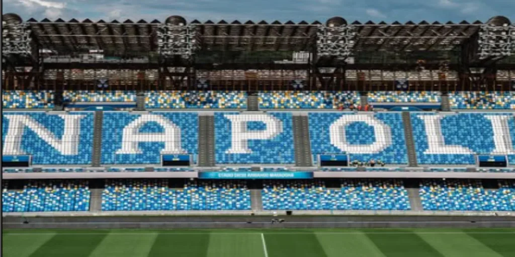 A Napoli, il Tifo Batte la Scaramanzia: Già Pronte T-shirt e Bandiere con il Quarto Scudetto