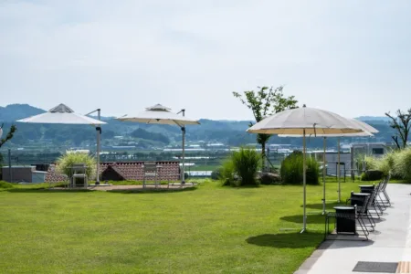 Fondamentale è però contare su uno spazio accogliente e ben organizzato, in cui nulla sia lasciato al caso, ove trovare relax, intrattenersi piacevolmente con familiari ed amici, o, semplicemente, immergersi nello splendore del paesaggio circostante, con i suoi colori e i suoi odori caratteristici. Un elemento determinante per rendere confortevole ed al contempo funzionale il proprio giardino è senza dubbio l’ombrellone, un classico dell’arredo outdoor che coniuga squisitamente praticità e stile.