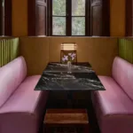 Nel cuore della metropoli cinese nasce l’oasi gastronomica firmata Prada, dove cinema, arte e cucina si incontrano sotto la regia del maestro Wong Kar Wai. Prada ha deciso di stupire ancora. Stavolta lo fa con un progetto raffinato e ambizioso: un ristorante a Shanghai, nel cuore pulsante della Cina contemporanea. Si chiama Mi Shang Prada Rong Zhai ed è molto più di un locale: è un'esperienza sensoriale e culturale, un ponte tra due mondi – quello italiano e quello cinese – cucito con la stessa cura con cui si realizza un abito d’alta moda.