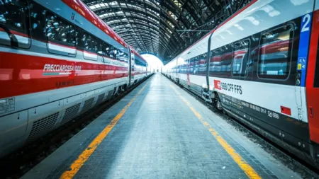 Disagi in vista su rotaie e mezzi pubblici: lo sciopero coinvolge Ferrovie dello Stato e trasporto locale. Un venerdì che si preannuncia tutt’altro che semplice per chi si muove con treni e mezzi pubblici. Per venerdì 23 maggio 2025, è stato annunciato uno sciopero nazionale del personale delle Ferrovie dello Stato, che rischia di mandare in tilt il sistema ferroviario e il trasporto locale in molte città.
