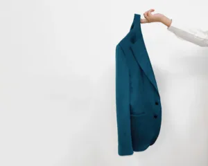 Nel cuore del piano inferiore del Padiglione Centrale arriva a Pitti Uomo 108 una novità assoluta: un Distributore creativo di tessuti pregiati firmato Carnet-Gruppo Ratti, divisione del prestigioso Gruppo Marzotto