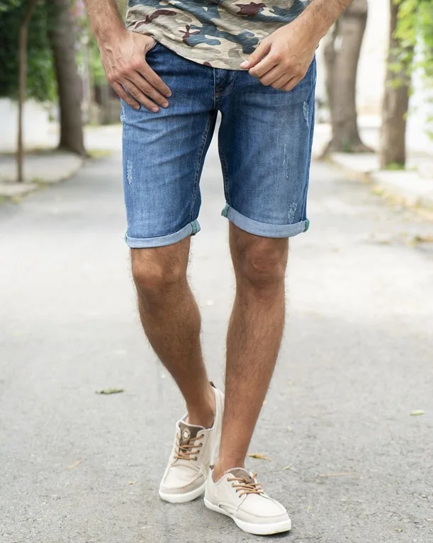 Shorts di Jeans per Uomo, la Scelta Pratica e Versatile per la Bella Stagione