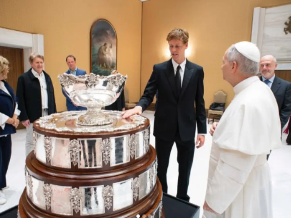 Incontro fra Leone XIV e Jannik Sinner: il tennista porta in dono una racchetta.