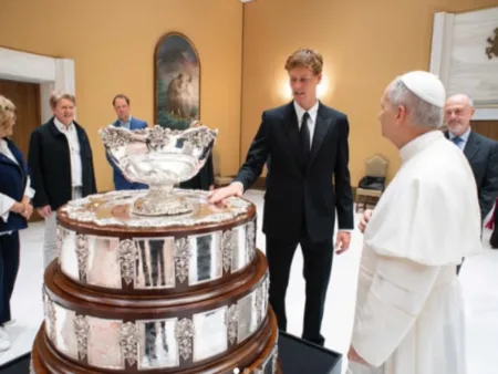 Incontro fra Leone XIV e Jannik Sinner: il tennista porta in dono una racchetta. Incontro fra Leone XIV e Jannik Sinner: il tennista porta in dono una racchetta.