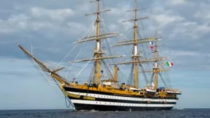 Il progetto che unisce arte, storia e mare arriva nelle città italiane. Il progetto “Il Vespucci incontra la cultura”, trasforma il celebre veliero Amerigo Vespucci in ambasciatore d’arte. Durante le tappe italiane del suo Tour Mediterraneo, chi visiterà le città in cui approda la nave scuola della Marina Militare potrà entrare nei musei con un biglietto scontato. Un’iniziativa che avvicina le persone alla bellezza del nostro patrimonio culturale, rendendolo più accessibile, in un’inedita sinergia tra terra e mare.
