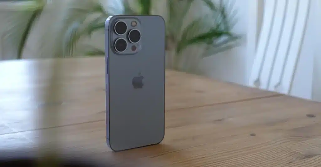 I cellulari di Apple non funzionano più, e la colpa pare che sia proprio di un recente aggiornamento.
Apple si premura da sempre di rilasciare degli update che siano in grado di migliorare le funzioni dei suoi cellulari. Ma diventa un problema se l'aggiornamento, invece, non permette alle persone di utilizzare gli iPhone correttamente.