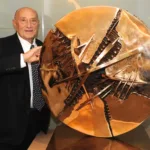 Il mondo dell’arte piange la scomparsa di Arnaldo Pomodoro, uno dei più grandi scultori contemporanei italiani, spentosi il 22 giugno 2025 nella sua casa di Milano, alla vigilia dei suoi 99 anni.