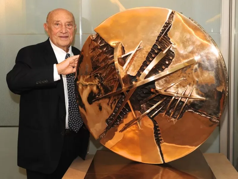 Addio ad Arnaldo Pomodoro: si spegne a Milano il maestro delle sfere. Il mondo dell’arte piange la scomparsa di Arnaldo Pomodoro, uno dei più grandi scultori contemporanei italiani, spentosi il 22 giugno 2025 nella sua casa di Milano, alla vigilia dei suoi 99 anni.