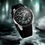Preparatevi ad innamorarvi perdutamente. Jaeger-LeCoultre ha appena svelato la nuova versione del Polaris Chronograph con quadrante Ocean Grey, e credetemi quando vi dico che questo orologio non è semplicemente bello: è una dichiarazione d'amore all'alta orologeria svizzera che ti toglie il fiato.