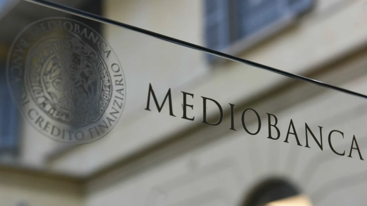 Scalata a Mediobanca nel mirino della Procura di Milano: indagati Caltagirone, Milleri e Lovaglio.