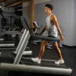 Per bruciare più grassi un uomo deve fare camminata in salita o deve correre