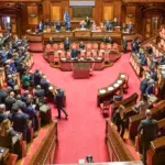 Il Decreto Sicurezza (DL 48/2025), uno dei provvedimenti bandiera del governo Meloni, è diventato oggi ufficialmente legge dopo il voto di fiducia al Senato, con 109 voti favorevoli, 69 contrari e un’astensione. Il testo era già stato approvato dalla Camera il 29 maggio scorso e la fiducia posta dal governo ha impedito ulteriori modifiche.