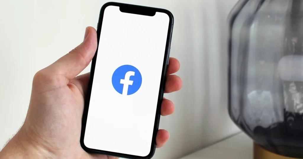 Si sta diffondendo una pericolosa truffa su Facebook, il famoso social network di Meta. E chiunque potrebbe andarci di mezzo in questo momento.Difendersi dalle truffe può essere molto difficile nel periodo corrente, per il semplice fatto che stanno diventando sempre più insidiose e riescono ad incastrare persino gli utenti informati. Il caso della truffa su Facebook è un esempio lampante.
