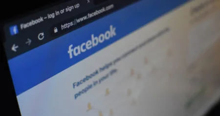 Si sta diffondendo una pericolosa truffa su Facebook, il famoso social network di Meta. E chiunque potrebbe andarci di mezzo in questo momento. Difendersi dalle truffe può essere molto difficile nel periodo corrente, per il semplice fatto che stanno diventando sempre più insidiose e riescono ad incastrare persino gli utenti informati. Il caso della truffa su Facebook è un esempio lampante.