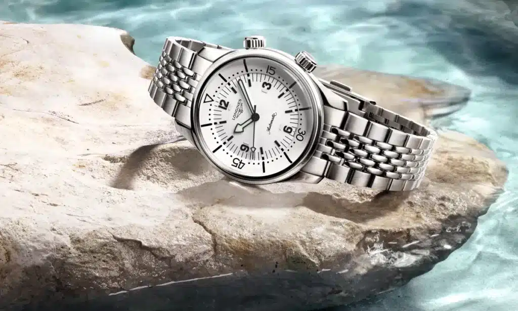 Cari lettori di MondoUomo, oggi parliamo di un orologio che sa come farsi notare senza urlare: il nuovo Longines Legend Diver con quadrante bianco opaco. E quando dico "farsi notare", intendo proprio quello che pensi: è il tipo di orologio che attira sguardi discreti ma carichi di ammirazione al bar, in ufficio, o durante quella cena importante.