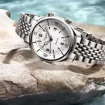 Cari lettori di MondoUomo, oggi parliamo di un orologio che sa come farsi notare senza urlare: il nuovo Longines Legend Diver con quadrante bianco opaco. E quando dico "farsi notare", intendo proprio quello che pensi: è il tipo di orologio che attira sguardi discreti ma carichi di ammirazione al bar, in ufficio, o durante quella cena importante.