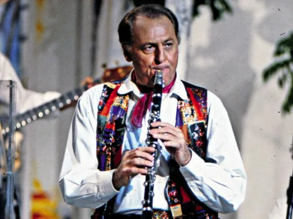 Renzo Arbore non è solo un uomo di spettacolo: è anche un ambasciatore della musica napoletana nel mondo con la sua Orchestra Italiana, che ha saputo contaminare con jazz e altri generi, portando la tradizione musicale italiana a un pubblico internazionale