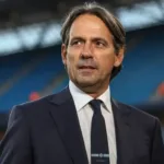 Simone Inzaghi ha ufficialmente lasciato l’Inter dopo quattro stagioni, annunciando la sua decisione in un incontro con la dirigenza nerazzurra. Il tecnico ha scelto di accettare l’offerta faraonica dell’Al Hilal, club dell’Arabia Saudita, dove inizierà una nuova avventura già nel prossimo weekend, firmando un contratto triennale. La decisione di Inzaghi è stata influenzata soprattutto dalla forte delusione per la pesante sconfitta per 5-0 nella finale di Champions League contro il PSG, un ko storico che ha segnato la fine di un ciclo lungo e stressante. A pesare è stato anche un senso di stanchezza accumulato in questi anni all’Inter, nonostante le soddisfazioni ottenute, come lo scudetto, due Coppe Italia e tre Supercoppe Italiane. L’approdo in Arabia Saudita, come spesso accade per molti allenatori e giocatori, è motivato principalmente da un’offerta economica molto vantaggiosa, difficile da rifiutare per chi ha già raggiunto importanti traguardi in Europa. L’Al Hilal ha proposto a Inzaghi un contratto generoso che rappresenta una vera e propria “faraonica” proposta, una delle ragioni principali per cui molti scelgono di trasferirsi in questa nuova realtà calcistica in forte espansione. In conclusione, l’addio di Inzaghi all’Inter segna la fine di un’era positiva ma conclusa bruscamente, mentre il suo trasferimento in Arabia Saudita è emblematico del fenomeno attuale nel calcio, dove la componente economica gioca un ruolo decisivo nelle scelte di carriera di tecnici e giocatori.