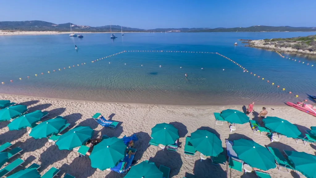 Sardegna 2025: La Guida Definitiva ai Migliori Campeggi per l'Uomo Moderno