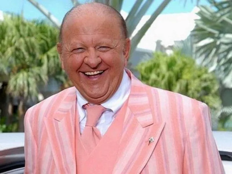 Oggi Massimo Boldi spegne ottanta candeline; per milioni di noi italiani, Cipollino non è soltanto un personaggio, ma una delle maschere più riconoscibili del nostro cinema e della nostra tv.