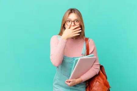 Maturità senza orale: il significato negativo di una protesta silenziosa. Negli ultimi giorni, la scena educativa italiana è stata scossa da due casi emblematici: studenti che hanno conseguito la maturità senza sostenere l’esame orale, scegliendo deliberatamente di fare scena muta. L’episodio più recente riguarda Maddalena Bianchi, liceale di Belluno, che ha rifiutato il colloquio come forma di protesta contro un sistema scolastico percepito come distante e competitivo.