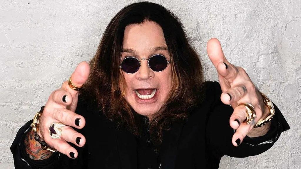 Ozzy Osbourne, iconica leggenda dell’heavy metal e storico frontman dei Black Sabbath, è morto oggi all’età di 76 anni