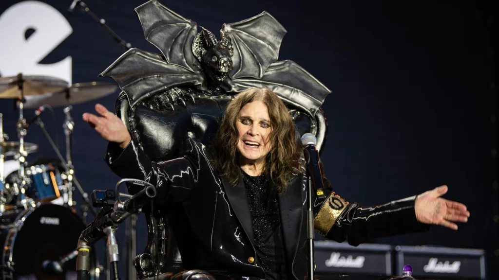 Ozzy Osbourne, iconica leggenda dell’heavy metal e storico frontman dei Black Sabbath, è morto oggi all’età di 76 anni