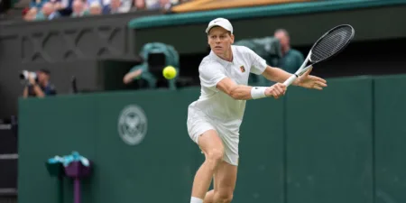 Jannik Sinner vince Wimbledon: battuto Alcaraz in quattro set. Jannik Sinner vince Wimbledon: battuto Alcaraz in quattro set