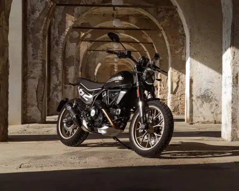 Ducati Scrambler Full Throttle 2025: street tracker nero-bronzo, pura sostanza