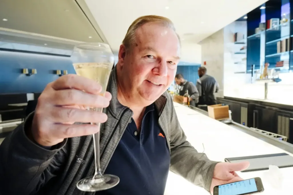 Il biglietto senza fine: la storia di Tom Stuker e dei viaggiatori con il pass aereo illimitato.