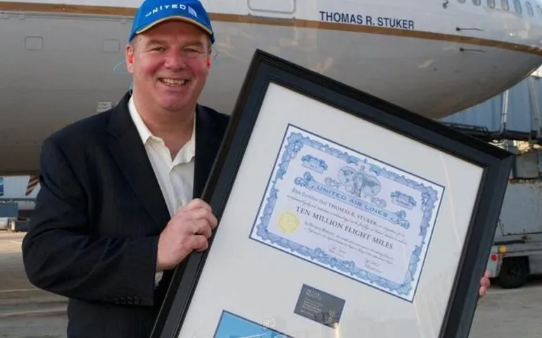 Il biglietto senza fine: la storia di Tom Stuker e dei viaggiatori con il pass aereo illimitato.