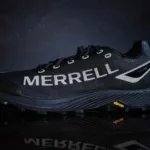 Total Black e Prestazioni da Professionista: Le Nuove Trail Runner di Merrell che Conquistano la Città