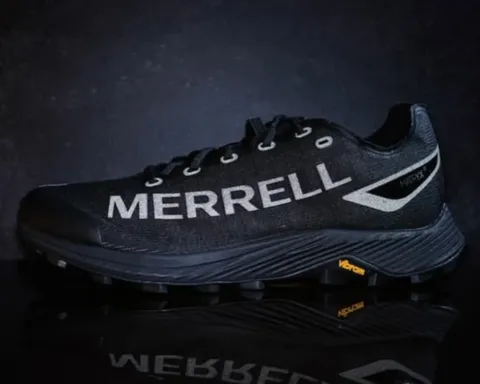 Total Black e Prestazioni da Professionista: Le Nuove Trail Runner di Merrell che Conquistano la Città