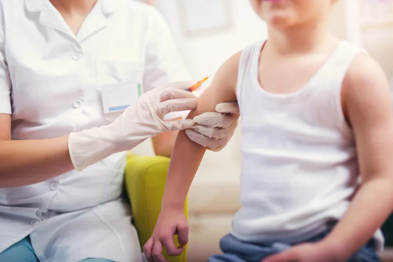 Quali rischi per i nostri figli se si abolisce l’obbligo vaccinale? Le tensioni politiche che allarmano le famiglie italiane