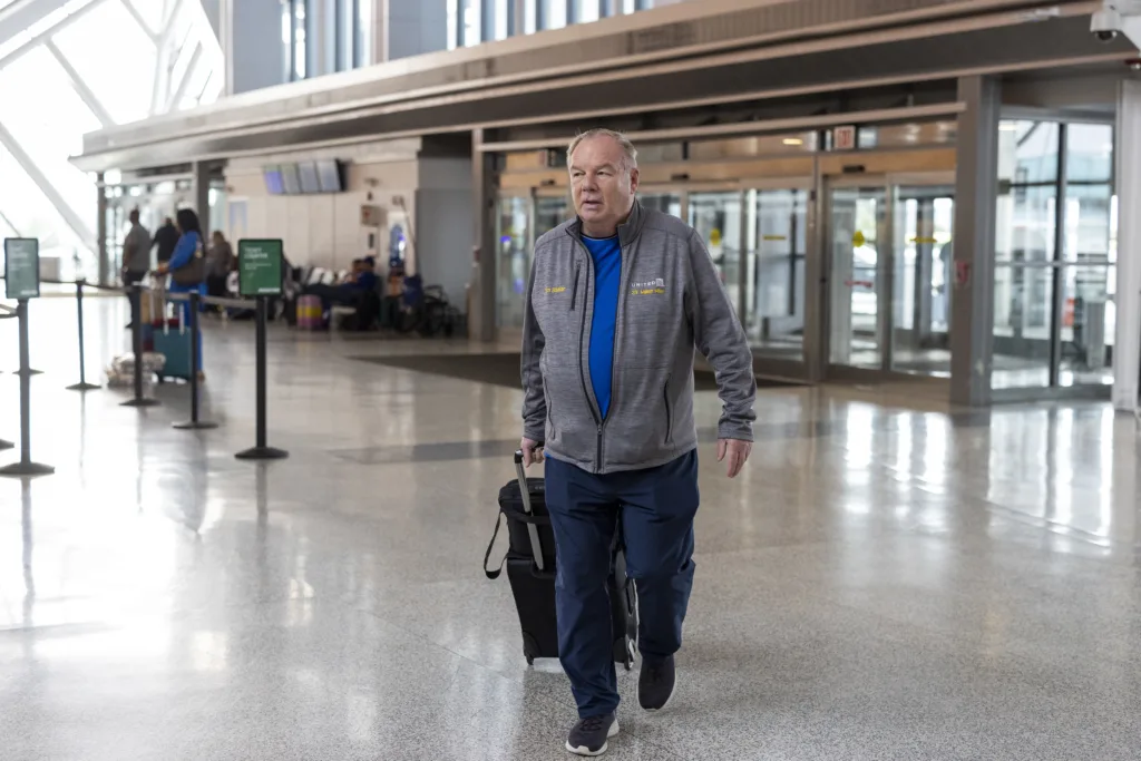 Il biglietto senza fine: la storia di Tom Stuker e dei viaggiatori con il pass aereo illimitato.