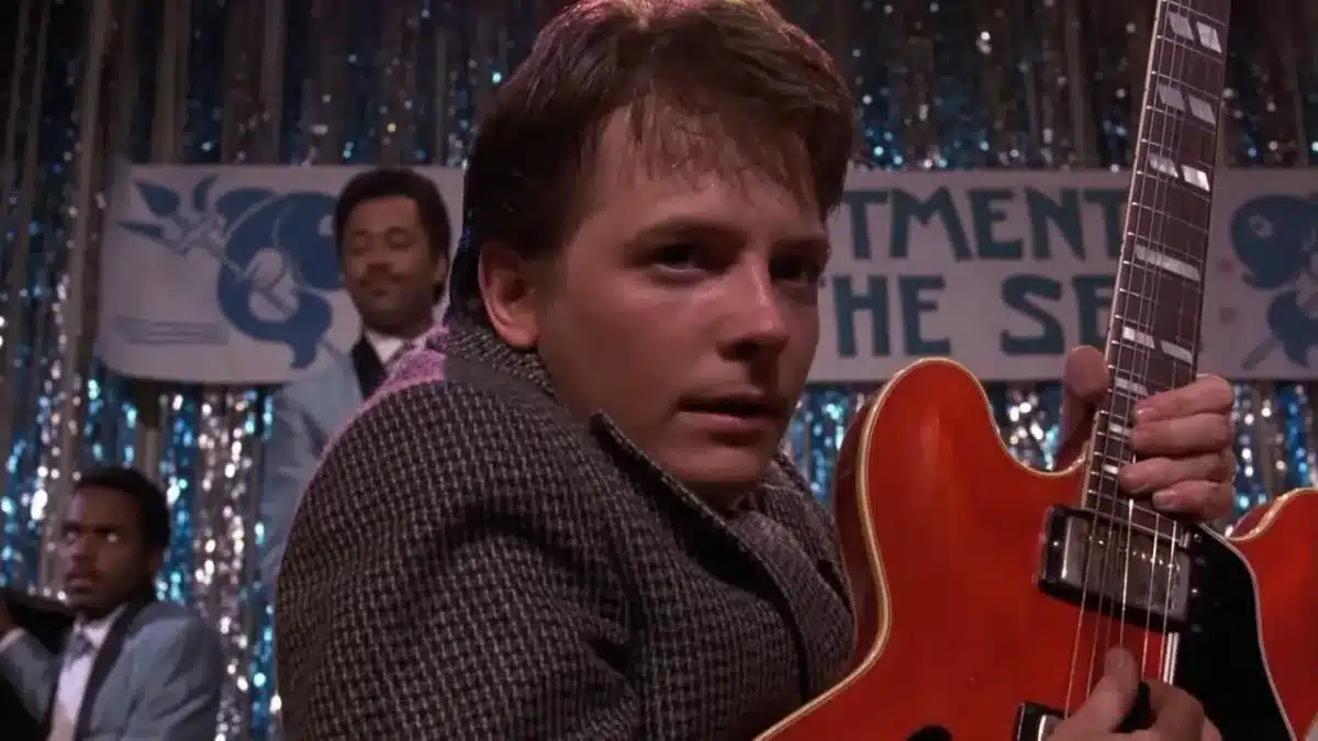Il 21 ottobre è una data simbolica per tutti gli appassionati di cinema e cultura pop: è il famoso Ritorno al Futuro Day. Questo giorno, legato alla pellicola cult degli anni '80, celebra il momento esatto in cui Marty McFly e Doc Brown arrivano nel futuro nella leggenda del cinema "Ritorno al Futuro – Parte II".