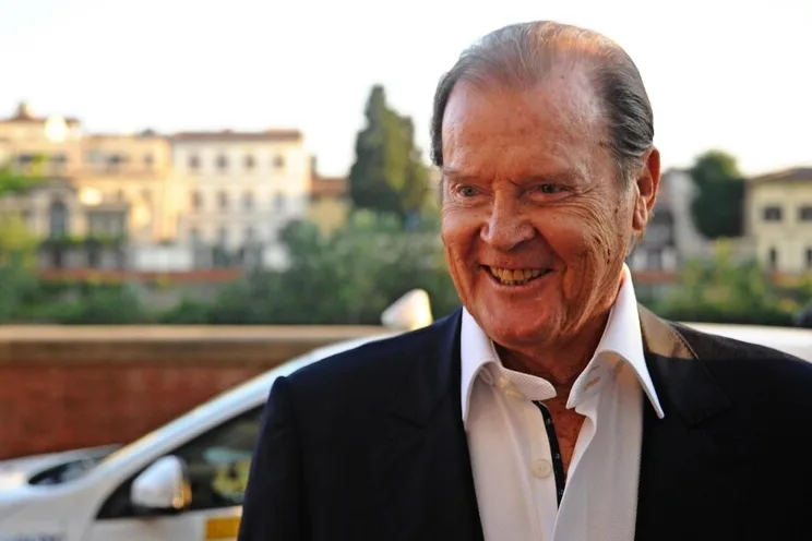 Roger Moore, quando l'Eleganza che Divenne Leggenda