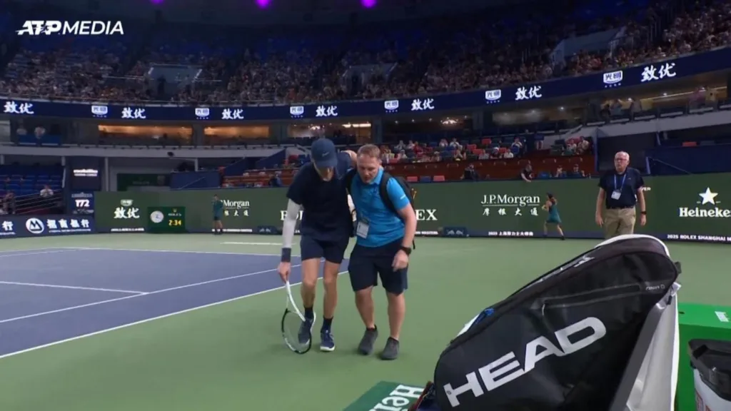 Sinner si ritira dal Masters 1000 di Shanghai 2025 a causa di crampi alla gamba. Sinner si ritira dal Masters 1000 di Shanghai 2025 a causa di crampi alla gamba.