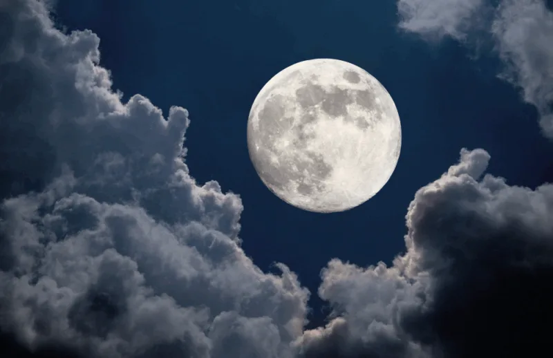 Superluna del Cacciatore, 7 ottobre: come e dove ammirare il fenomeno astronomico in Italia. La Superluna del 7 ottobre 2025 sarà visibile in Italia alle 5:48 del mattino, quando la Luna raggiungerà la fase di piena in coincidenza con il perigeo, il punto più vicino alla Terra della sua orbita