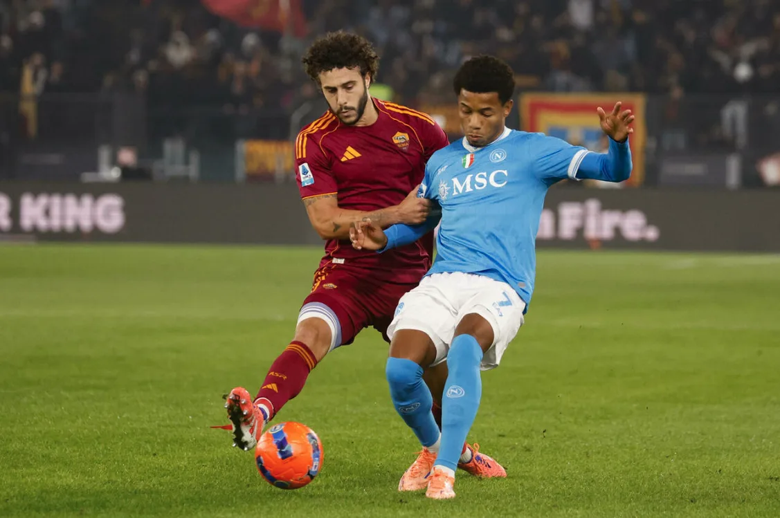 Il Napoli batte la Roma nel Big Match della 13a e Torna in Vetta alla Classifica della Serie A insieme al Milan.