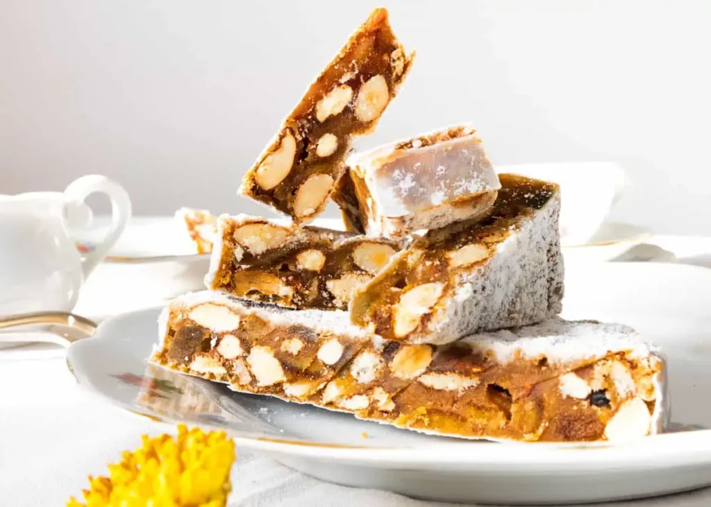 Panforte di Siena: il re dei dolci natalizi toscani tra miele e spezie.