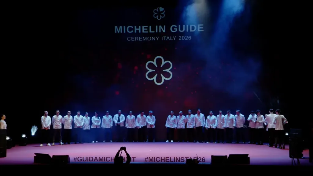 La Guida Michelin Italia 2026 ha riservato una sorpresa di altissimo livello: Michelangelo Mammoliti conquista la sua prima terza stella, con il ristorante La Rei Natura, situato nel Boscareto Resort di Serralunga d’Alba