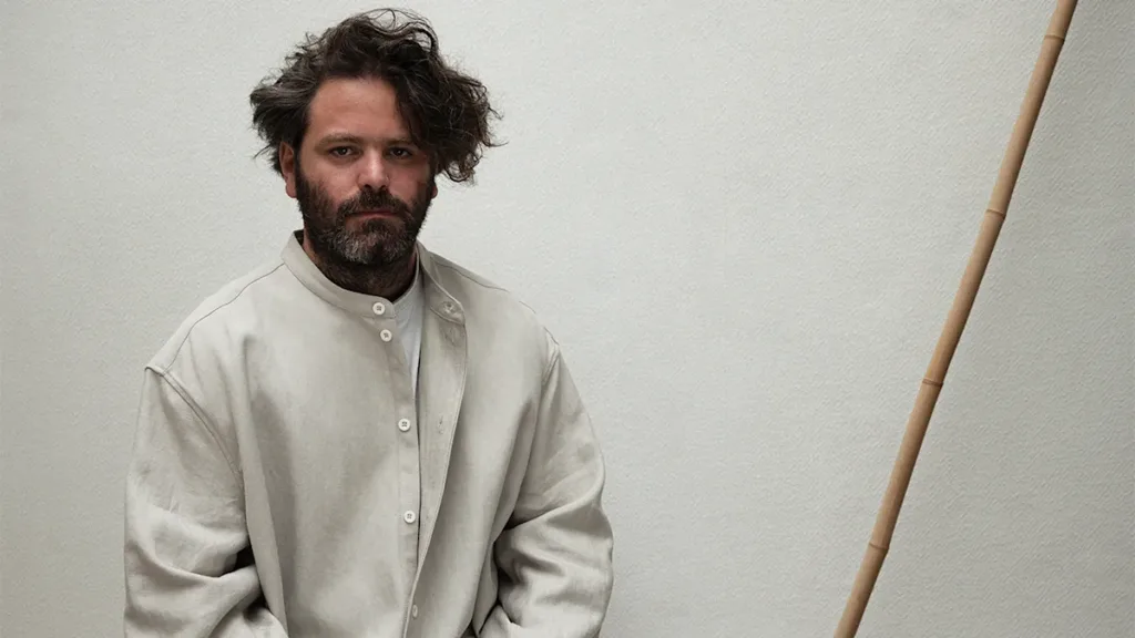 Hed Mayner protagonista a Pitti Uomo 109: quando la moda diventa poesia del corpo