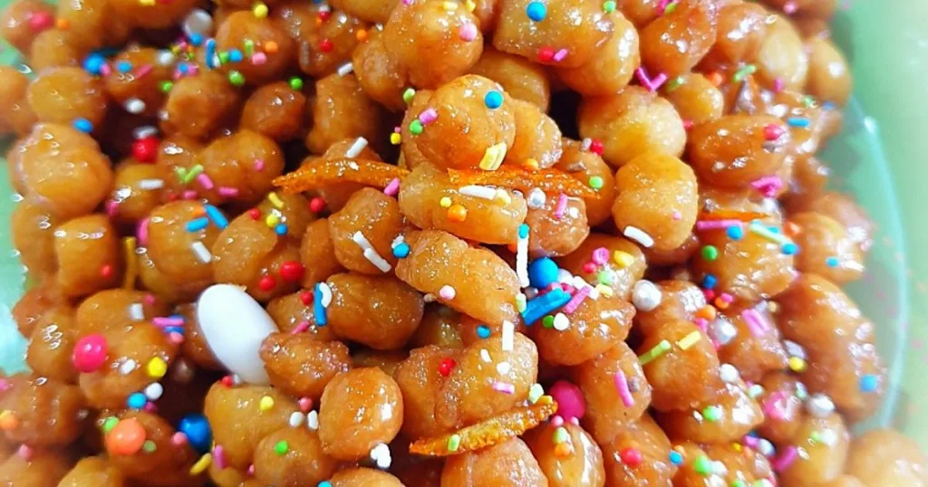 Struffoli napoletani: palline di miele e tradizione del Sud Italia.