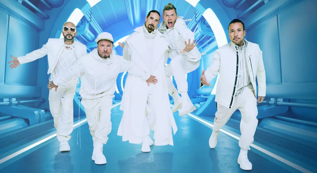 I Backstreet Boys tornano a far battere i cuori dei trentenni e quarantenni con un vertical music video fresco di uscita per I Want It That Way, icona indiscussa del pop anni '90.