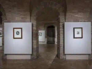 Urbino, die Wiege der italienischen Renaissance, beherbergt bis zum 25. Januar 2026 eine Ausstellung, die man sich nicht entgehen lassen sollte: Sie vereint das barocke Genie Rembrandt van Rijns mit dem Meister der italienischen analytischen Malerei, Riccardo Guarneri.