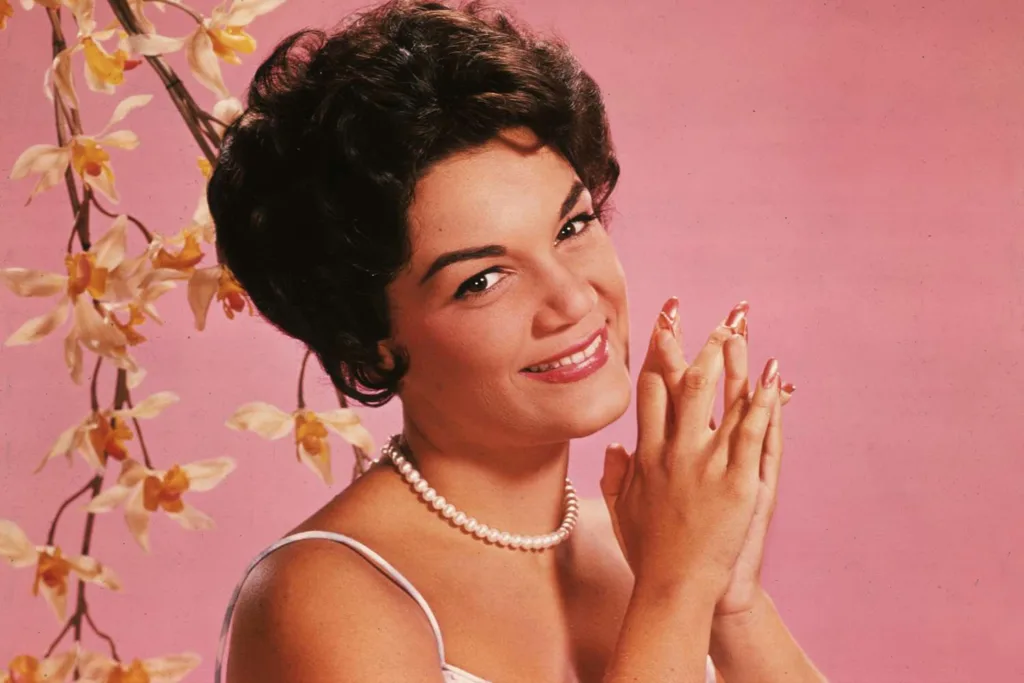 Quando il passato conquista il presente: Connie Francis e la rivincita della nostalgia su TikTok. La hit del 1962 Pretty Little Baby è diventata il brano più utilizzato al mondo sulla piattaforma nel 2025, totalizzando oltre 28 milioni di video e 68 miliardi di visualizzazioni.