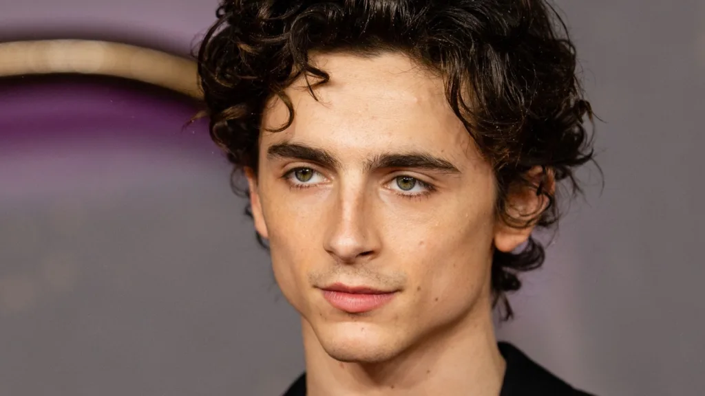 Oggi, 27 dicembre 2025, Timothée Hal Chalamet spegne 30 candeline, consolidando la sua posizione come uno degli attori più influenti e discussi della sua generazione