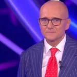 Alfonso Signorini, storico conduttore del Grande Fratello Vip, ha deciso di autosospendersi da Mediaset dopo le pesanti accuse lanciate da Fabrizio Corona nel suo format "Falsissimo".